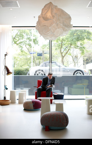 Invité dans le hall avec des meubles design, citoyen M Hotel, Amsterdam, Pays-Bas Banque D'Images
