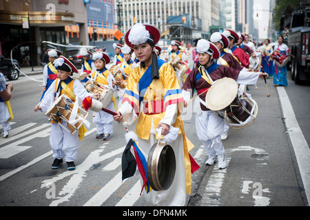 Bande traditionnelle coréenne vers le bas des marches de la Sixième Avenue à New York dans la parade Banque D'Images