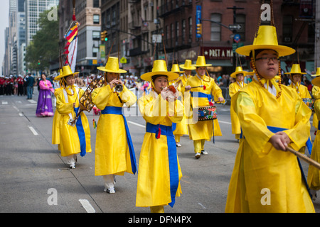 Bande traditionnelle coréenne vers le bas des marches de la Sixième Avenue à New York dans la parade Banque D'Images