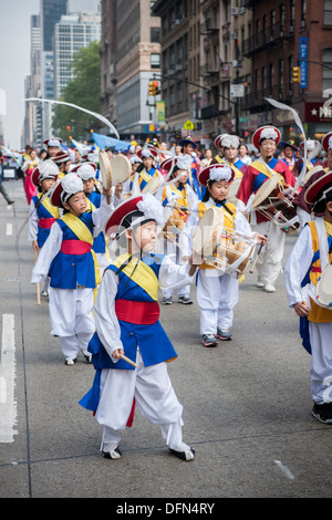 Bande traditionnelle coréenne vers le bas des marches de la Sixième Avenue à New York dans la parade Banque D'Images