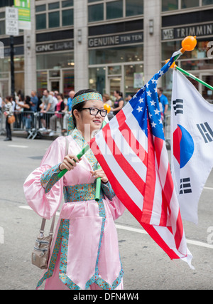 Des milliers de participants et spectateurs en mars Sixième Avenue à New York dans la parade Banque D'Images