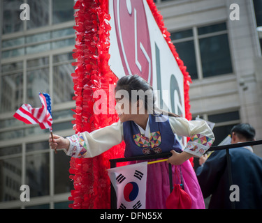 Des milliers de participants et spectateurs en mars Sixième Avenue à New York dans la parade Banque D'Images