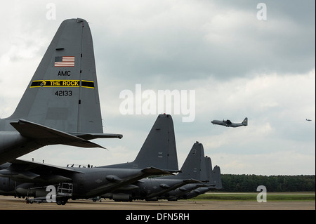 MC-130 partager la piste avec l'équipe d'aéronefs de Little Rock, le 4 octobre 2013, à Little Rock Air Force Base, environ 15 Ark. Banque D'Images
