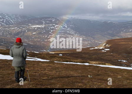 Femme hillwalker près du sommet de la corbett Meall na Leitreach Banque D'Images