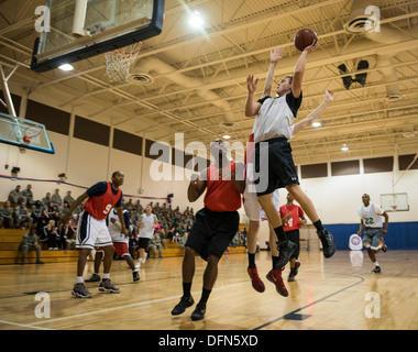 Gunfighters jouer un match de basketball à cinq contre cinq, le 4 octobre 2013, à Mountain Home Air Force Base, Texas. Légende NBA Lenny Wilkens et star WNBA Ruthie Bolton entraîné les deux équipes dans le cadre du lancement de la base saine Initiative. Banque D'Images