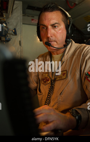 U.S. Air Force Tech. Le Sgt. Jungwurtn la Jordanie, 340e Escadron expéditionnaire de ravitaillement en vol KC-135 Stratotanker perchman, se prépare à décoller de remplir une mission de ravitaillement sur l'Afghanistan le 2 octobre 2013. Jungwurtn est déployé à partir de la 128e Re Air Banque D'Images