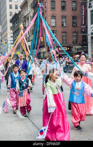 Des milliers de participants et spectateurs en mars Sixième Avenue à New York dans la parade Banque D'Images