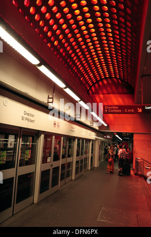 Vue générale d'une plate-forme de passagers sur le métro de Lille (Lille) métro, trains de France. Banque D'Images