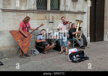 Des musiciens de rue, y compris l'incroyable à la balalaïka, dans le quartier historique de Bruges (Brugge), Flandre occidentale, Belgique. Banque D'Images