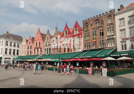 Vue générale de restaurants, cafés et bars dans la Grand-place dans le centre historique de Bruges (Brugge), Flandre occidentale, Belgique. Banque D'Images