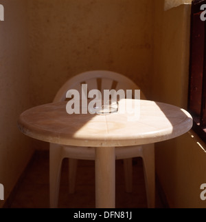 Un cendrier sur une table patio Banque D'Images