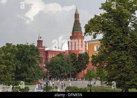 Alexander Gardens avec le Musée historique de l'État et la tour Arsenal de Corner, Moscou, Russie Banque D'Images