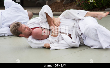 Berkley, Michigan - une classe de Jiu Jitsu brésilien dans le stationnement à l'extérieur de l'École des arts martiaux. Banque D'Images