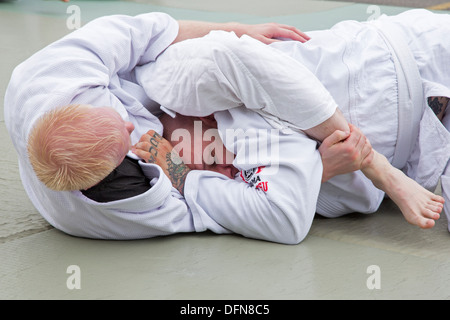 Berkley, Michigan - une classe de Jiu Jitsu brésilien dans le stationnement à l'extérieur de l'École des arts martiaux. Banque D'Images