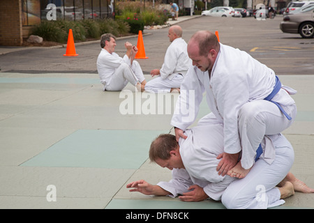 Berkley, Michigan - une classe de Jiu Jitsu brésilien dans le stationnement à l'extérieur de l'École des arts martiaux. Banque D'Images