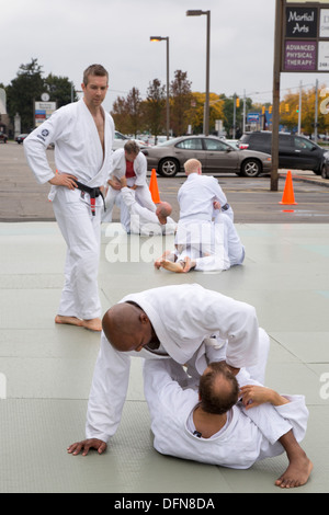 Berkley, Michigan - une classe de Jiu Jitsu brésilien dans le stationnement à l'extérieur de l'École des arts martiaux. Banque D'Images