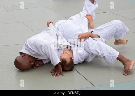 Berkley, Michigan - une classe de Jiu Jitsu brésilien dans le stationnement à l'extérieur de l'École des arts martiaux. Banque D'Images