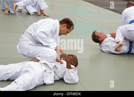 Berkley, Michigan - une classe de Jiu Jitsu brésilien dans le stationnement à l'extérieur de l'École des arts martiaux. Banque D'Images