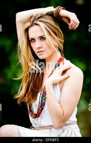 Model Posing dans une robe blanche Banque D'Images