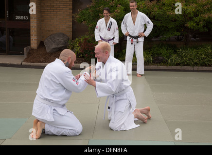 Berkley, Michigan - une classe de Jiu Jitsu brésilien dans le stationnement à l'extérieur de l'École des arts martiaux. Banque D'Images