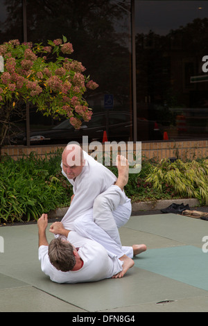 Berkley, Michigan - une classe de Jiu Jitsu brésilien dans le stationnement à l'extérieur de l'École des arts martiaux. Banque D'Images