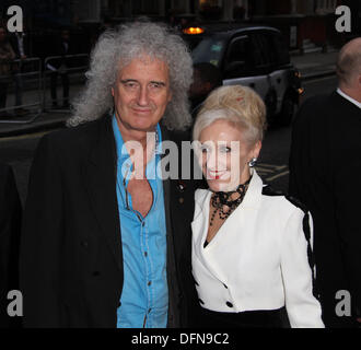 Londres, Royaume-Uni, le 7 octobre 20113. Brian May et Anita Dobson assister à la fierté de la Grande-Bretagne accorde à Grosvenor House de Londres : Crédit WFPA/Alamy Live News Banque D'Images