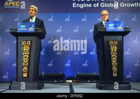 Kerry secrétaire et l'Ambassadeur Froman parler à la presse à la Réunions ministérielles de l'APEC en Indonésie Banque D'Images