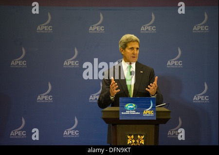 Kerry secrétaire parle à la presse à la réunion ministérielle de l'APEC en Indonésie Banque D'Images