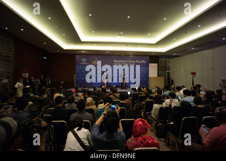 Kerry secrétaire et l'Ambassadeur Froman parler à la presse à la réunion ministérielle de l'APEC en Indonésie Banque D'Images