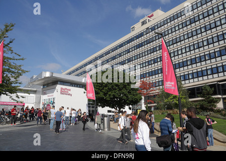 Personnes étudiants debout devant l'entrée de l'université de Sheffield Hallam, centre-ville de Sheffield, Angleterre Banque D'Images