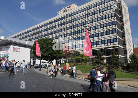 Les étudiants se tenant à côté de l'entrée de l'université de Sheffield Hallam, au centre-ville de Sheffield, en Angleterre Banque D'Images