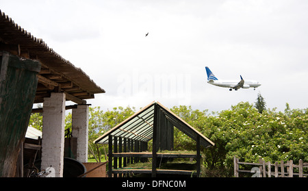 Copa Airlines avion vole bas sur terre à l'aéroport Eldorado à Bogota, Colombie, Amérique du Sud. Banque D'Images