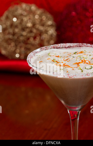 Maison de vacances martini avec une jante de sucre et de citron vert et le zeste d'orange sur le dessus servi sur une table avec des décors Banque D'Images