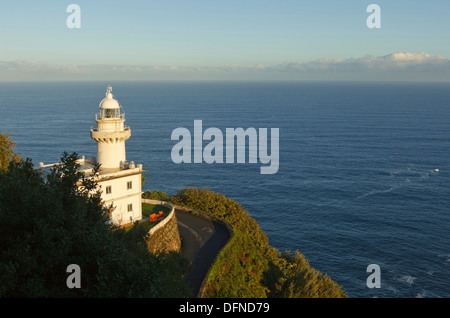 Phare dans la lumière du soleil, Monte Igeldo, San Sebastian, Donostia, Camino de la Costa, Camino del Norte, route côtière, façon de s Banque D'Images