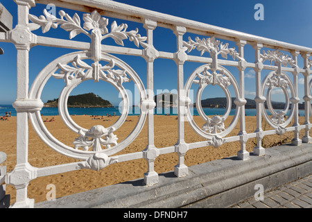 Balustrade de la promenade du bord de mer et à la plage en plein soleil, Paseo de la Concha, Playa Ondarreta, Isla de Santa Clara, Bahia d Banque D'Images