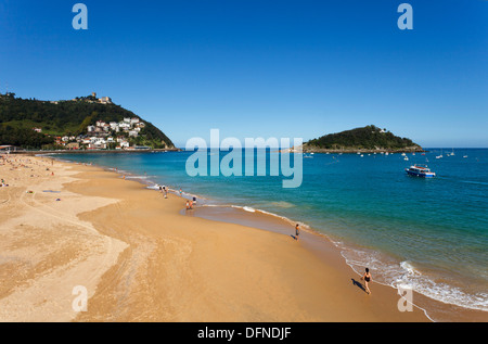 Plage de sable, à la lumière du soleil, Playa Ondarreta, Isla de Santa Clara, la Bahia de la Concha, la baie de La Concha, San Sebastian, Donostia Banque D'Images