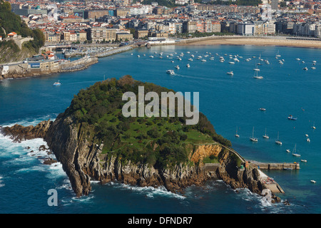 Vue depuis le mont Igeldo sur une île, avec la baie de Playa de la Concha, Isla de Santa Clara, la Bahia de la Concha, San Sebastian, Donos Banque D'Images