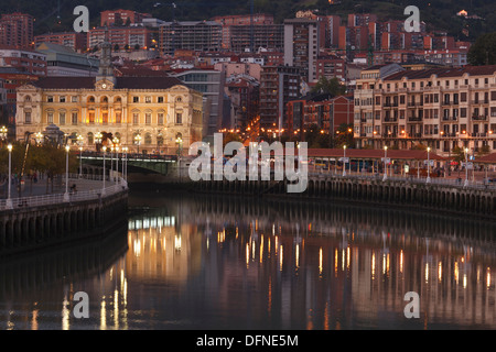 Hôtel de ville à la rivière Rio Nervion le soir, Bilbao, Province de Biskaia, Pays basque, Euskadi, le nord de l'Espagne, l'Espagne, Banque D'Images