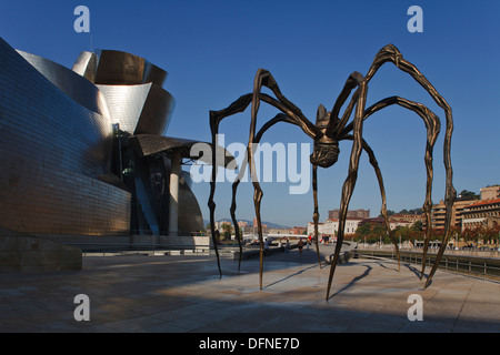 Spider Mama Sculpture en face du Musée Guggenheim d'art moderne et contemporain, Bilbao, Province du Pays Basque, Biskaia Banque D'Images