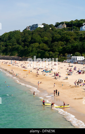 La plage de Porthminster à St Ives, Cornwall en Angleterre. Cornish populaire plage de sable sur un jour d'été. Banque D'Images