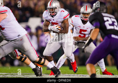 5 octobre , 2013 : Ohio State Buckeyes running back Rod Smith # 7 trouve un trou après avoir pris une part au large de l'Ohio State Buckeyes quarterback Braxton Miller # 5 [Rduring le jeu entre l'Ohio State Buckeyes et le nord-ouest à des Wildcats Ryan Field à Evanston, IL. Battre le nord-ouest de l'Ohio State 40-30. Banque D'Images