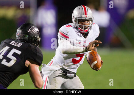 5 octobre , 2013 : Ohio State Buckeyes quarterback Braxton Miller # 5 tente de se déplacer dans le nord-ouest de linebacker Wildcats Collin Ellis # 45 pendant le jeu entre l'Ohio State Buckeyes et le nord-ouest à des Wildcats Ryan Field à Evanston, IL. Battre le nord-ouest de l'Ohio State 40-30. Banque D'Images
