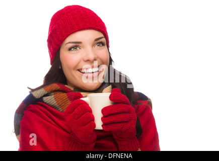 Happy Mixed Race Woman Wearing Winter Hat and Gloves détient un mug isolé sur fond blanc à la recherche sur le côté. Banque D'Images