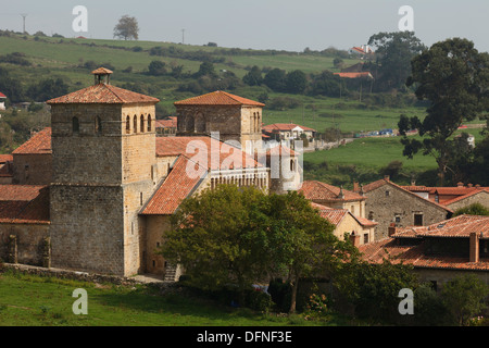 L'église collégiale de Santillana del Mar, à la vieille ville, Santillana del Mar, Camino de la Costa, Camino del Norte, côtières ro Banque D'Images