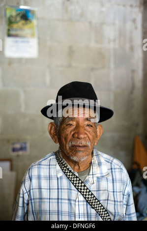 Portrait d'un homme indigène du Guatemala à Santa Catalina Palopo, Solola, Guatemala. Banque D'Images