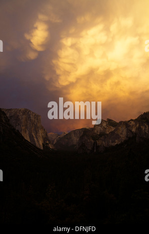 Les nuages Mammatus forme sur la vallée de Yosemite en Yosemite National Park, Californie. Banque D'Images