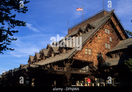 Elk265-1174 du Wyoming, Yellowstone National Park, Old Faithful Inn, extérieur Banque D'Images