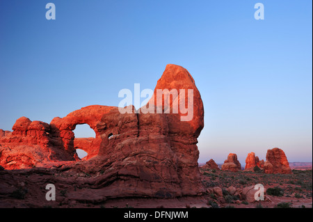 Coucher du soleil à tourelle Arch, Section de fenêtre, Arches National Park, Moab, Utah, USA, Amérique du Sud-ouest, Banque D'Images