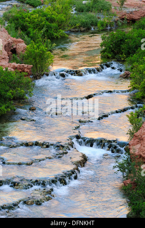 Stream circulant sur mesures, Havasu, frittage, Supai Grand Canyon, Grand Canyon National Park, site du patrimoine mondial de l'UNESCO Grand Cany Banque D'Images