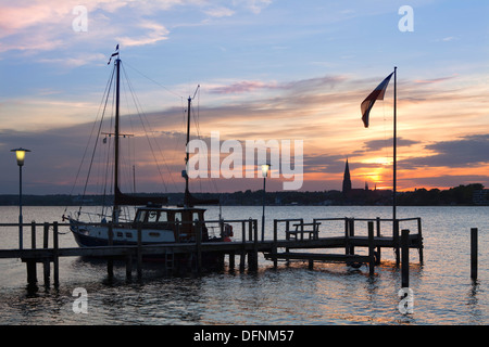 Vue depuis une jetée sur la cathédrale St Petri au coucher du soleil, Schleswig, fjord Schlei, mer Baltique, Schleswig-Holstein, Allemagne, Europe Banque D'Images